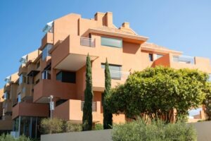 Inspection technique d’un immeuble résidentiel en Espagne avant achat immobilier